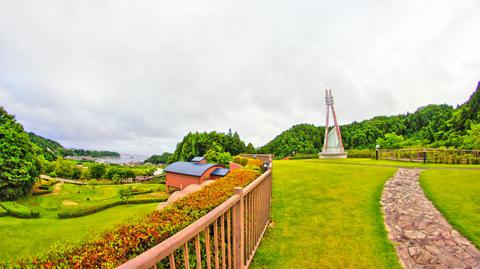 新設された温泉から内浦を望む