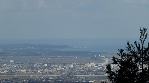 よく見ると加佐ノ岬の灯台まで