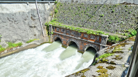 沿道にある七ヶ用水給水口 ここから手取扇状地に広く給水される