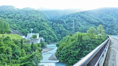 左対岸に見えるのがJPOWER(電源開発)の手取川第1発電所