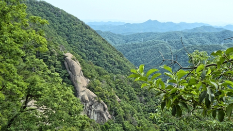 右手に天狗岩、奥の2つ頭の山は鞍掛山