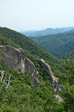 天狗岩の手前にもう一つ岩壁が。山中天狗岩3岩の一つ、学問の神様岩