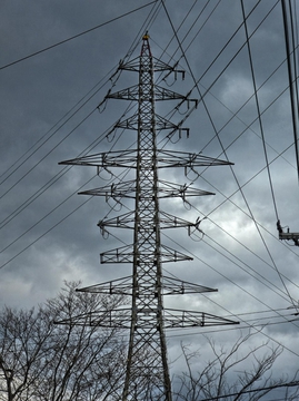 北安江変電所の独特の9回線設計鉄塔は浅野線2番 津幡線10番