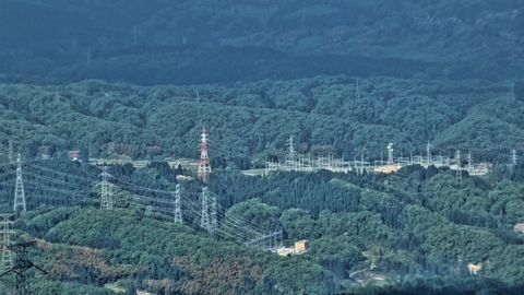 小兀より加賀変電所。西東ブロックとも一望