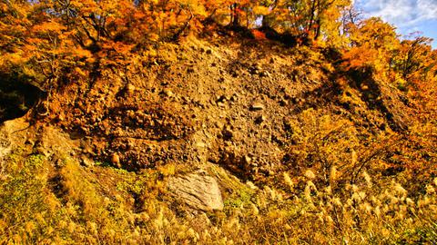 願教寺山大崩落で形成された幅ヶ平