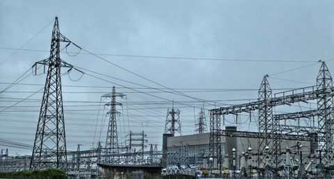 関電と北電の連絡鉄塔が2本