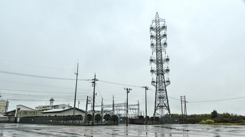 三国変電所と引き留めキャンドル鉄塔