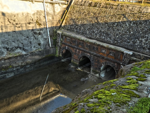 公園の横の給水口