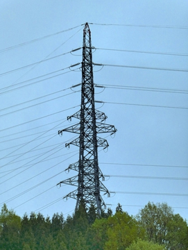 山の上の6回線角度鉄塔