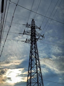 鶴来第1線(左)と第2線(右)が合流する鶴来第一線2番鉄塔そして変電所横の1番へ