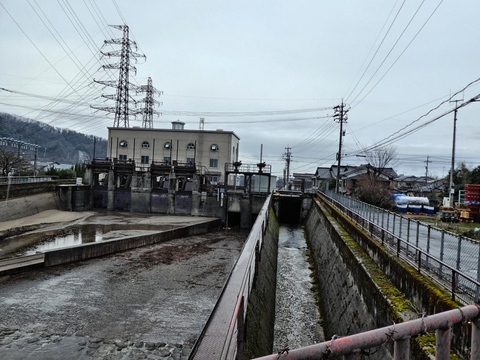 鶴来変電所横、七ヶ用水の流水を利用した発電所