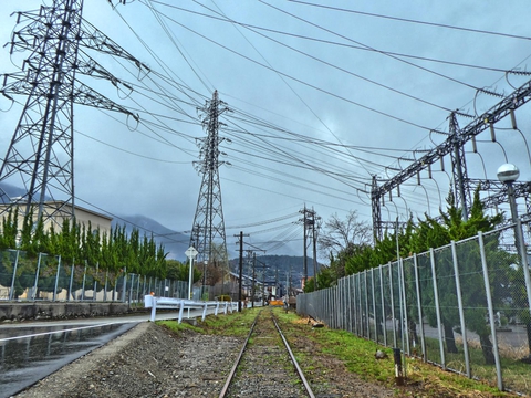 世にも珍しい鉄道廃線をまたぐ変電所 鶴来変電所