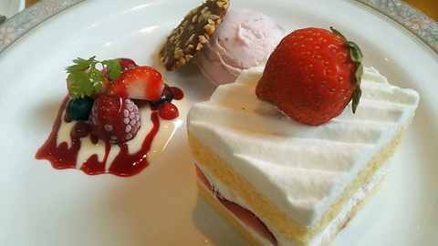 注文したデザート＋アイスクリームソース添え