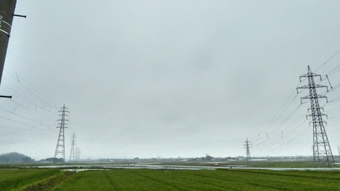 西側の風景。2つの4回線送電線が伸びてきている