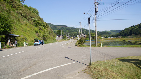 大勢の人がポリタンクを沢山もって訪れる