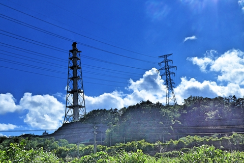 国道8号を降りると・・煙突と鉄塔が