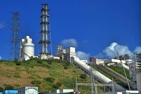 敦賀火力発電所と2つの鉄塔(クリックで拡大)