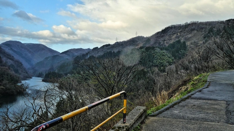 ダム湖をみながら坂道を登り始める