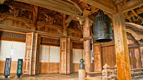 太子堂の横の鐘