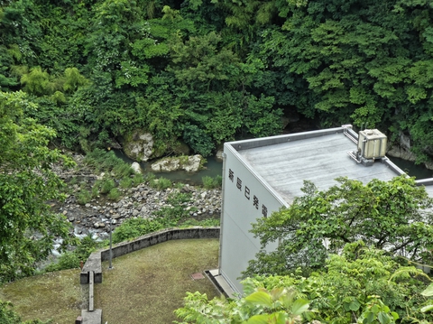 下を覗き込むと発電所の建屋が